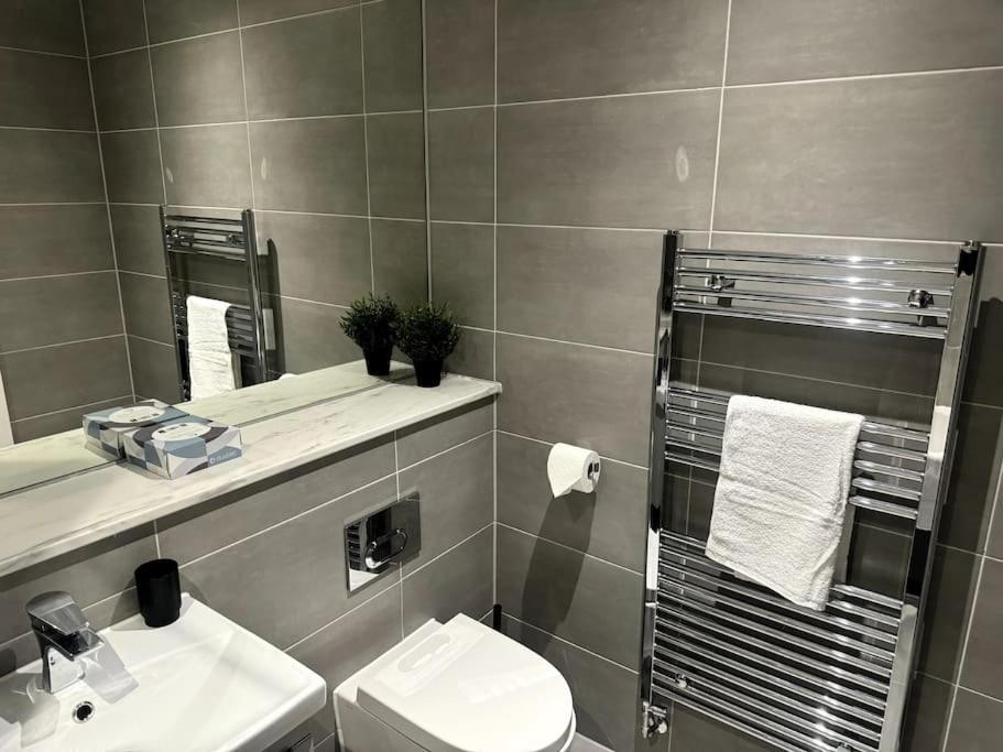 Luxury Oaks Suite, Free Private Parking, 2 Bed 2 Bathroom Apartment, Central Solihull Birmingham Zewnętrze zdjęcie