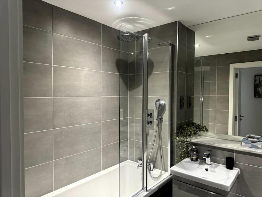 Luxury Oaks Suite, Free Private Parking, 2 Bed 2 Bathroom Apartment, Central Solihull Birmingham Zewnętrze zdjęcie