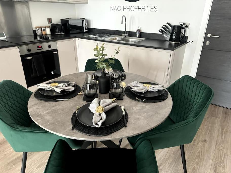 Luxury Oaks Suite, Free Private Parking, 2 Bed 2 Bathroom Apartment, Central Solihull Birmingham Zewnętrze zdjęcie