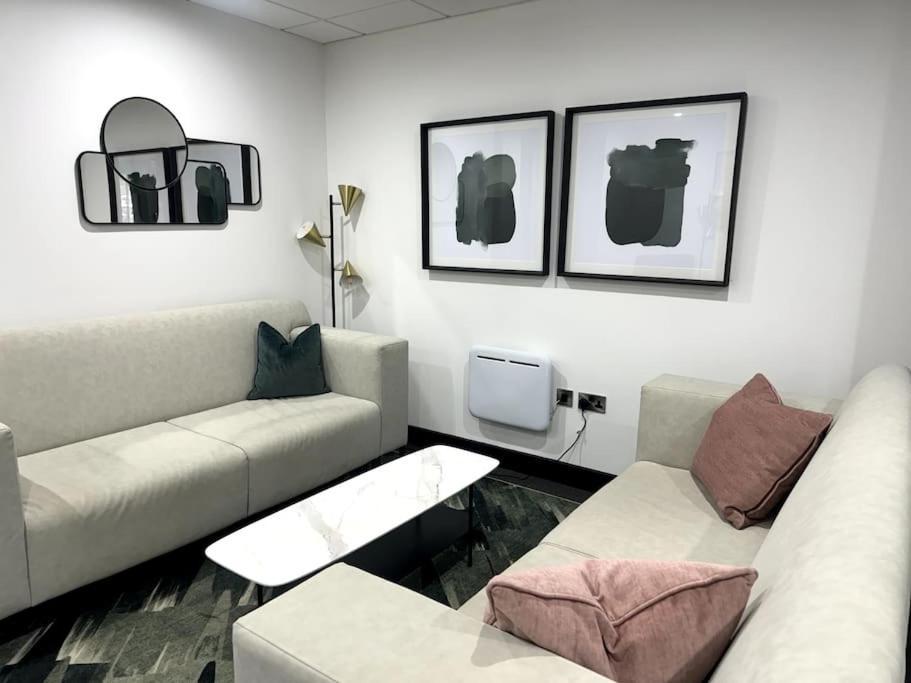 Luxury Oaks Suite, Free Private Parking, 2 Bed 2 Bathroom Apartment, Central Solihull Birmingham Zewnętrze zdjęcie